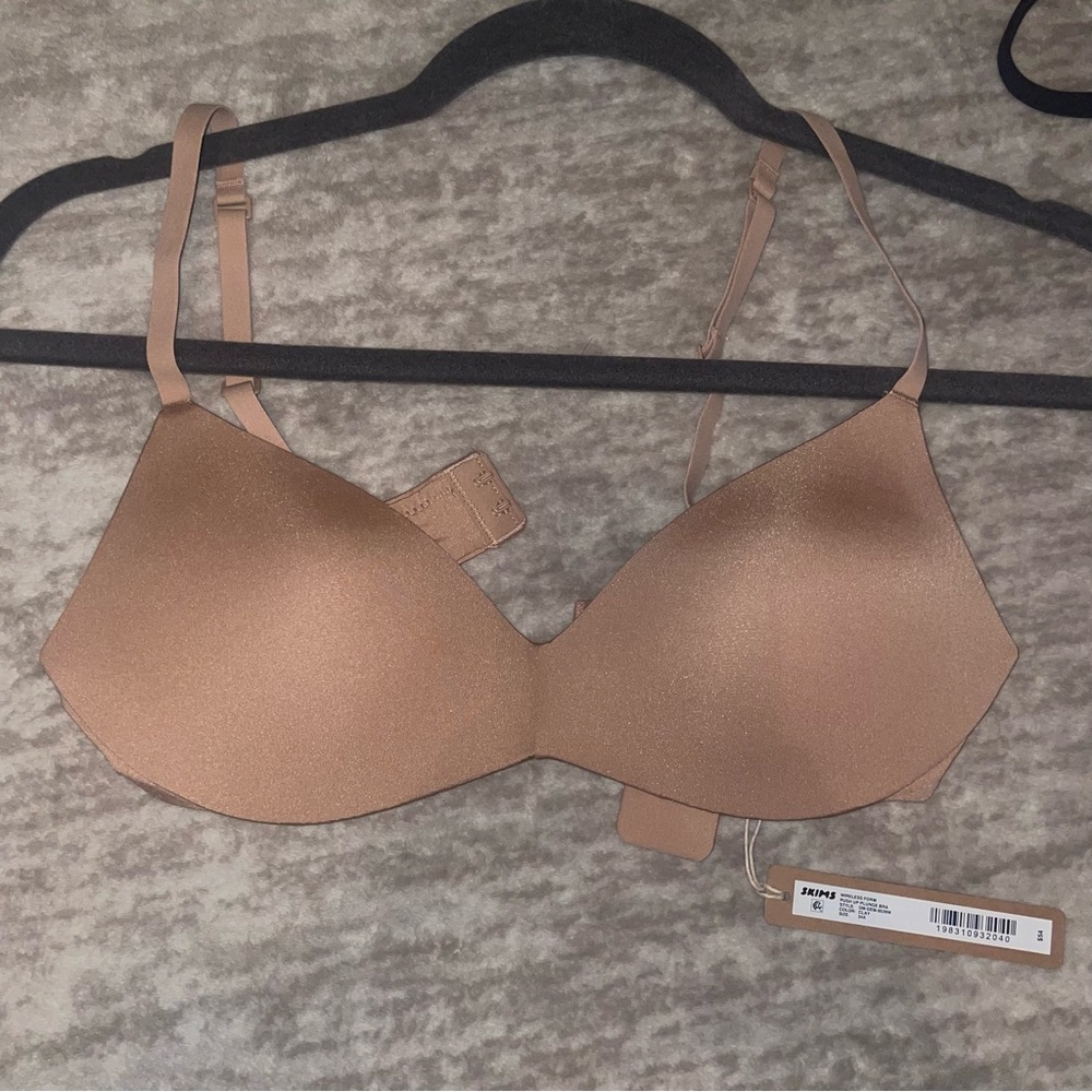 SKIMS Wireless Foam Push Up Bra - Picture 2 of 5